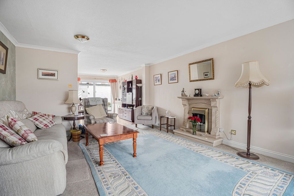 Property photo 2 of 18 Sitting Room