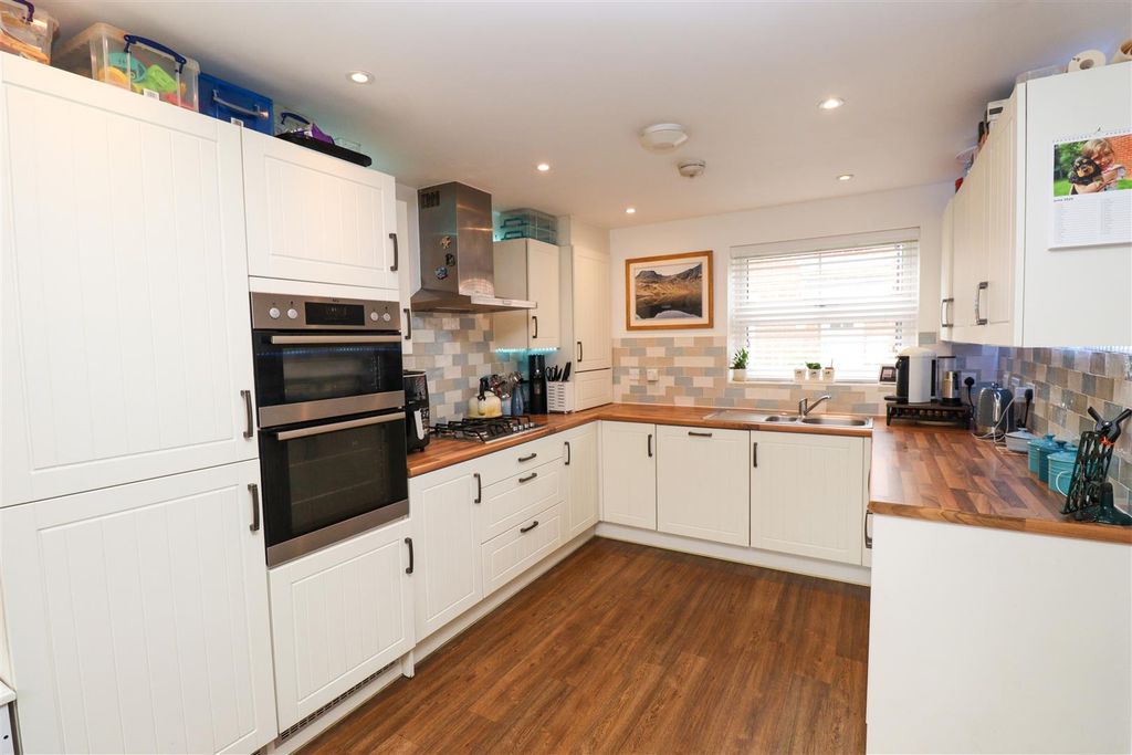 Property photo 2 of 21 Kitchen/Dining Room