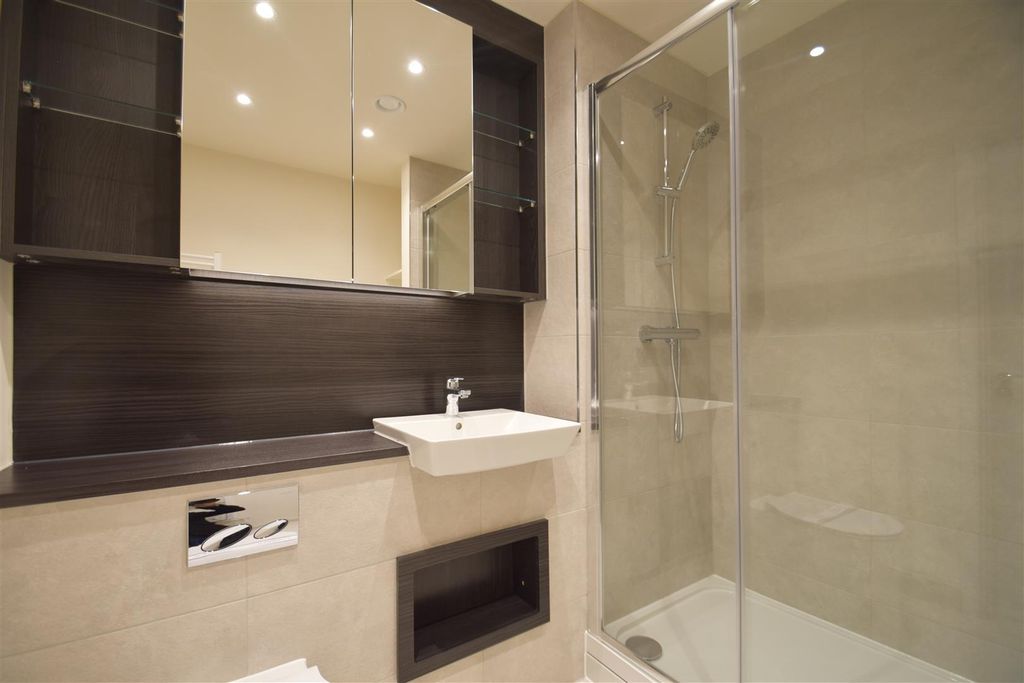 Property photo 3 of 7 Bathroom