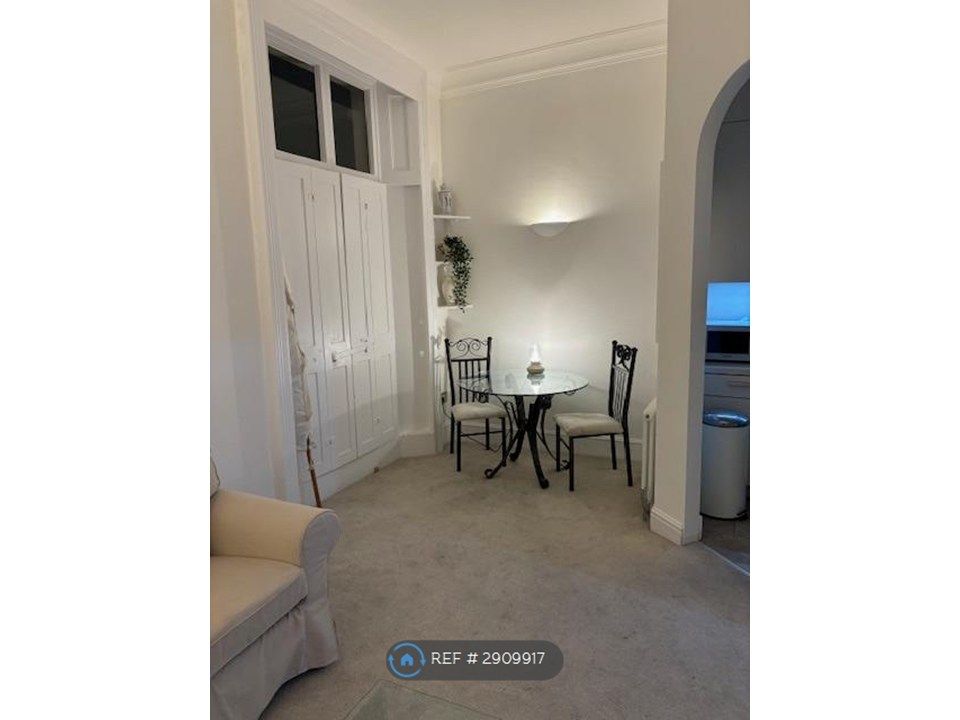 Property photo 3 of 15 Livingroom