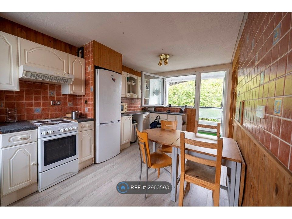 Property photo 1 of 16 Kitchen/Communal/Balcony