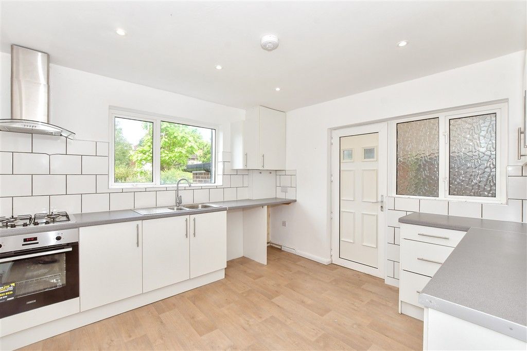 Property photo 3 of 11 Kitchen