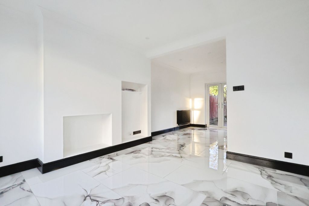 Property photo 3 of 23