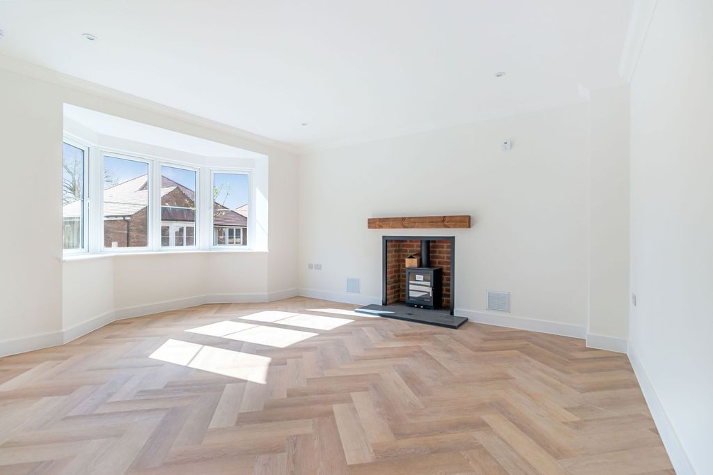 Property photo 3 of 27