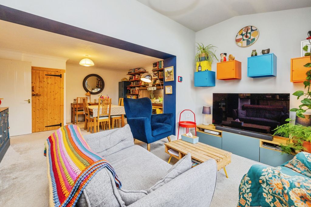 Property photo 2 of 20 2025-11-03-10Stirlingway002