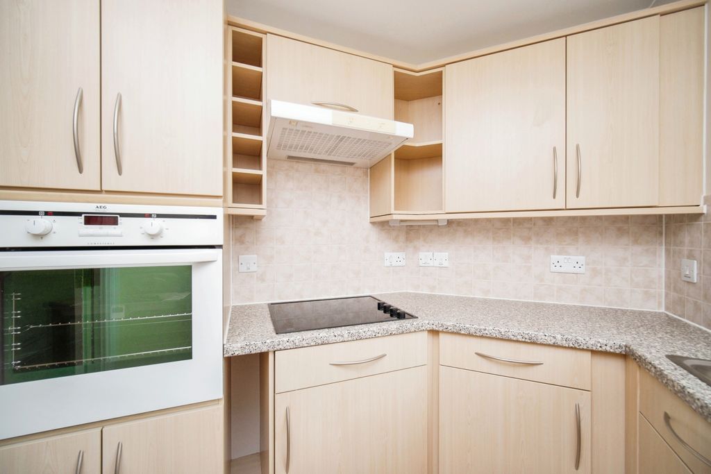 Property photo 3 of 10 Kitchen