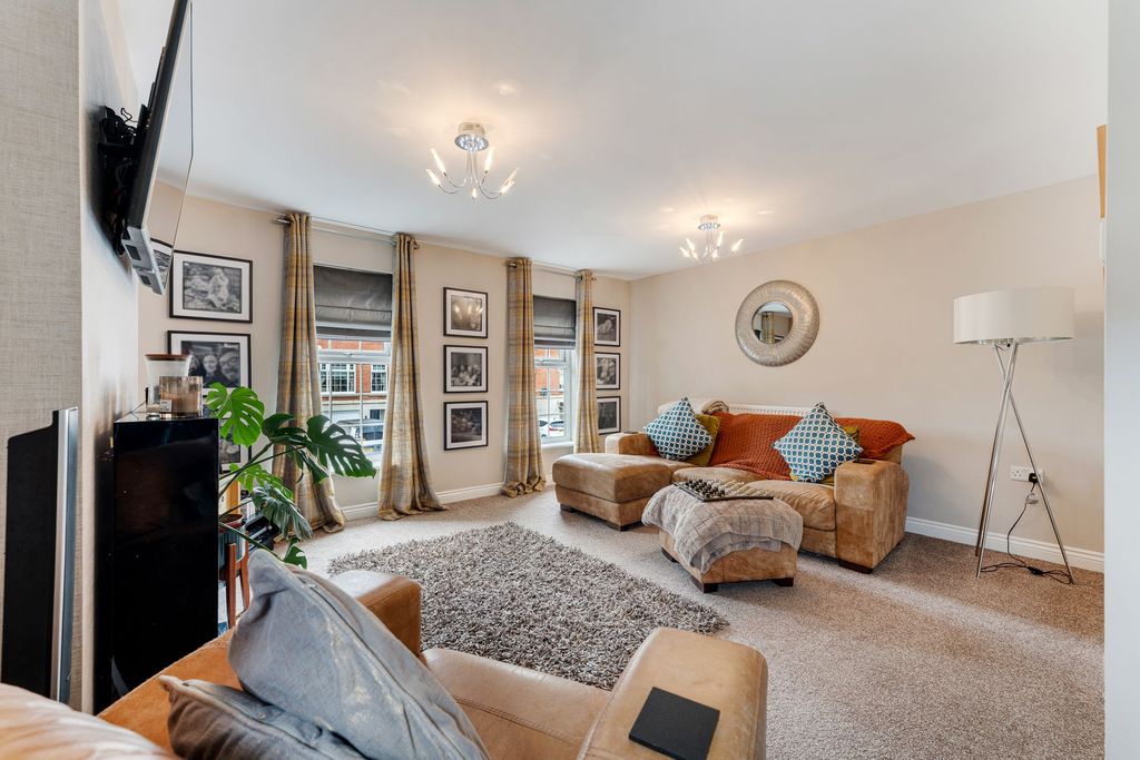 Property photo 2 of 12 Lounge