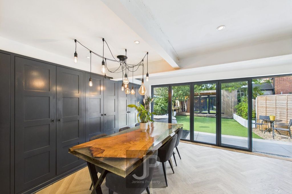 Property photo 3 of 21 Dining Area