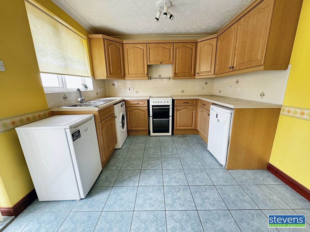Property photo 3 of 9 Image00005
