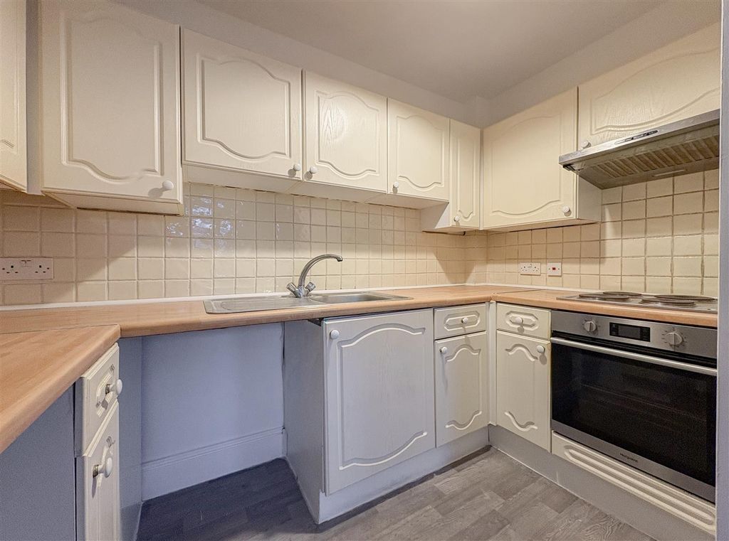 Property photo 2 of 14 Kitchen