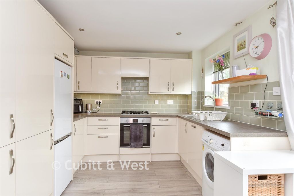 Property photo 3 of 11 Kitchen