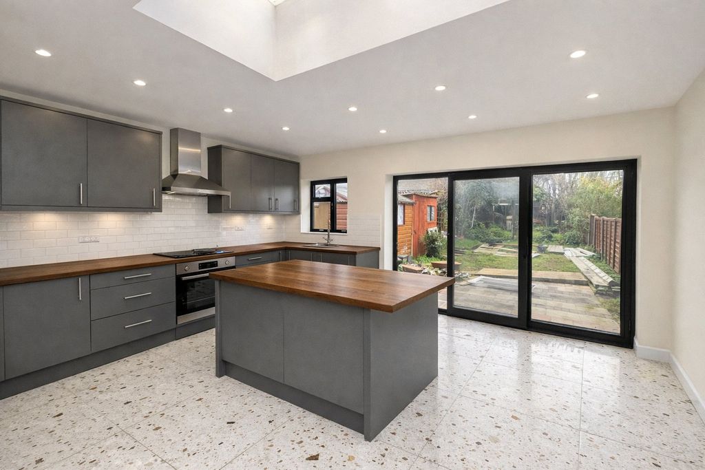 Property photo 3 of 10 Kitchen Dining Room