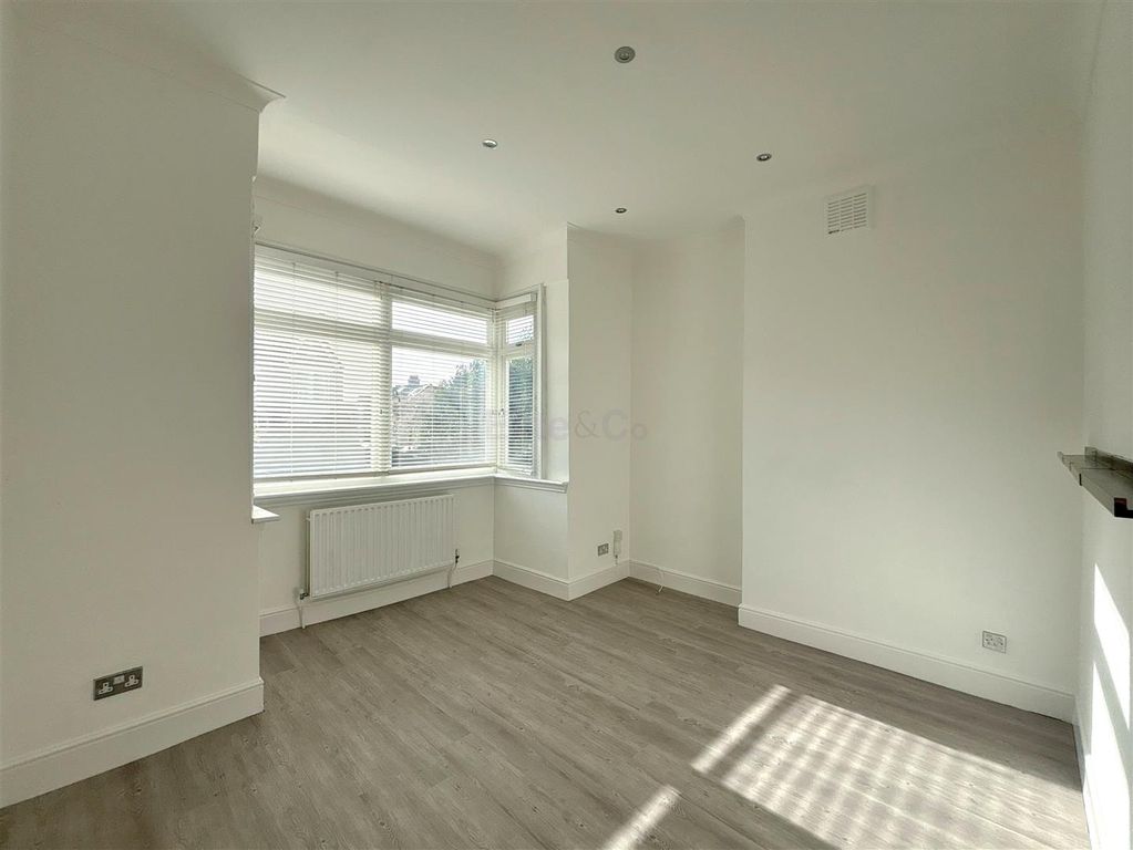 Property photo 2 of 12 Lounge