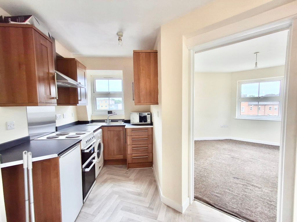 Property photo 3 of 6 Kitchen Lounge