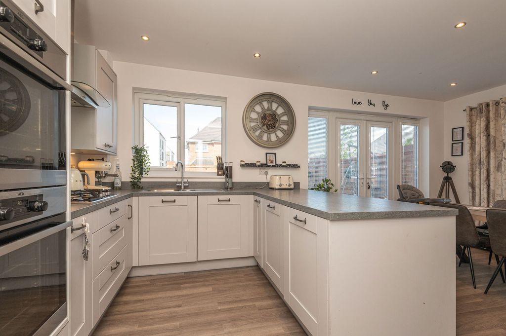 Property photo 3 of 21