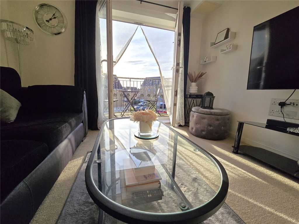 Property photo 3 of 13 Lounge