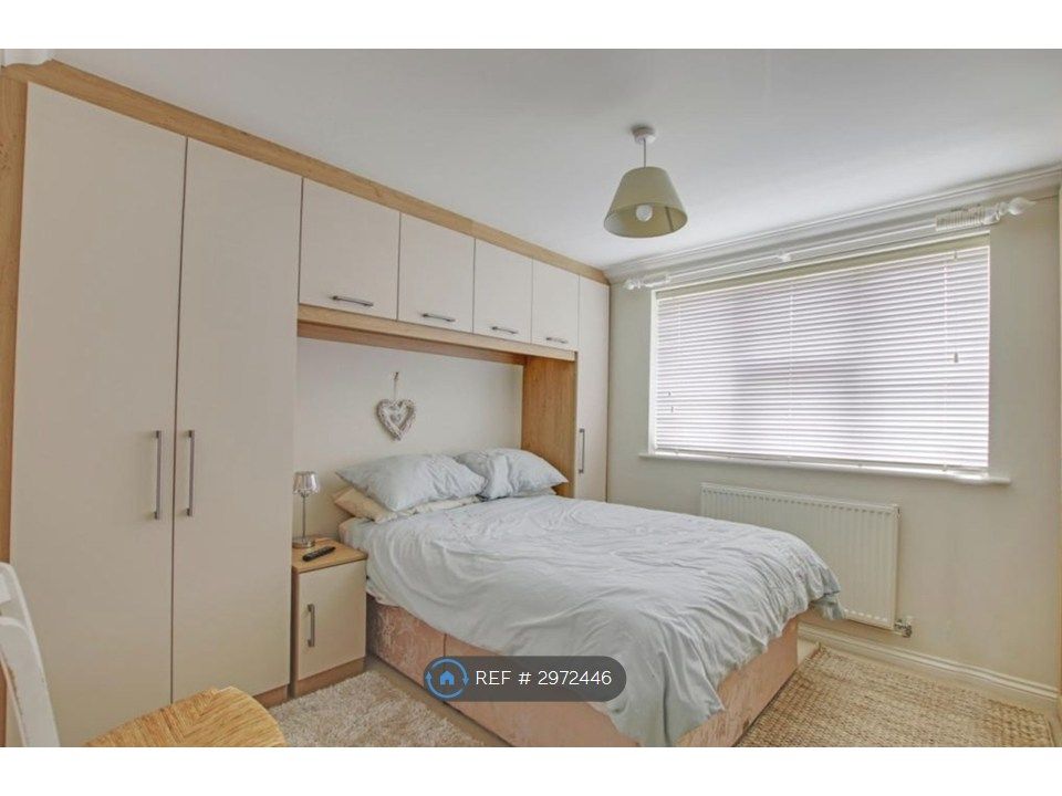 Property photo 3 of 5 Bed 1