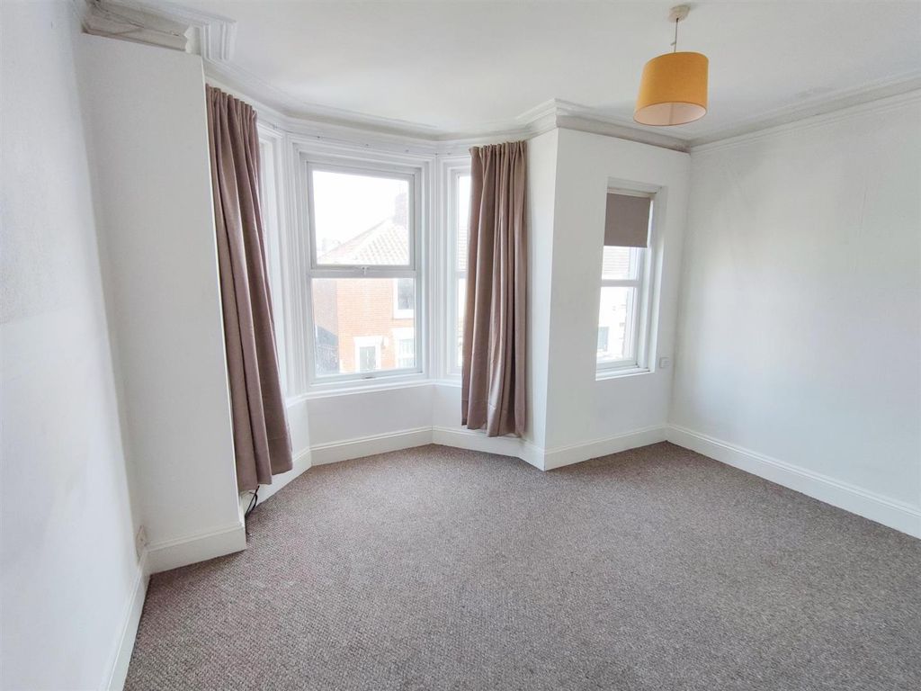 Property photo 2 of 6 First Flr Flat 99 Nelson Road Central Lounge.Jpg