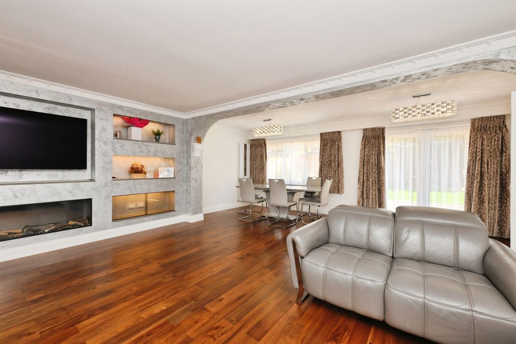 Property photo 2 of 20