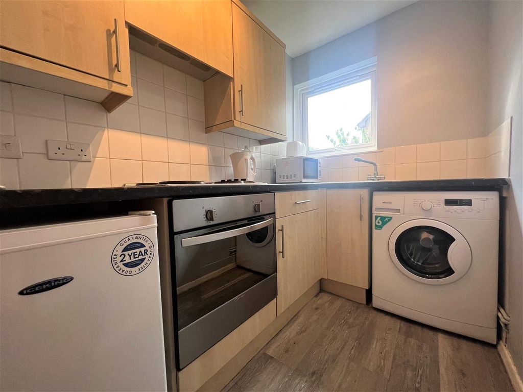 Property photo 3 of 7 Kitchen