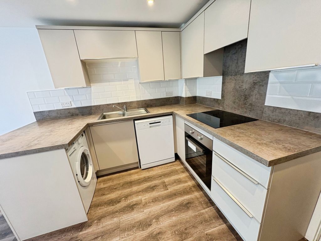 Property photo 3 of 11 Kitchen