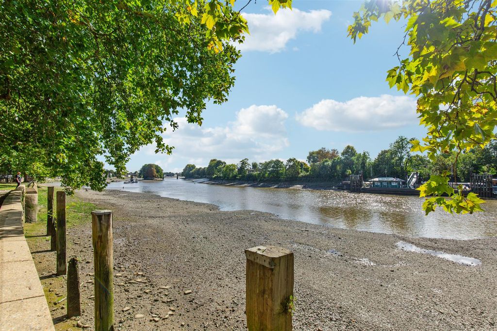 Property photo 1 of 14 For Sale - Albany Court, W4