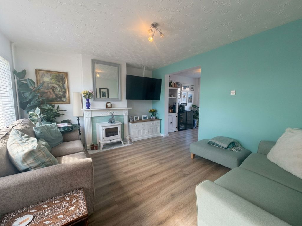 Property photo 3 of 17 Lounge