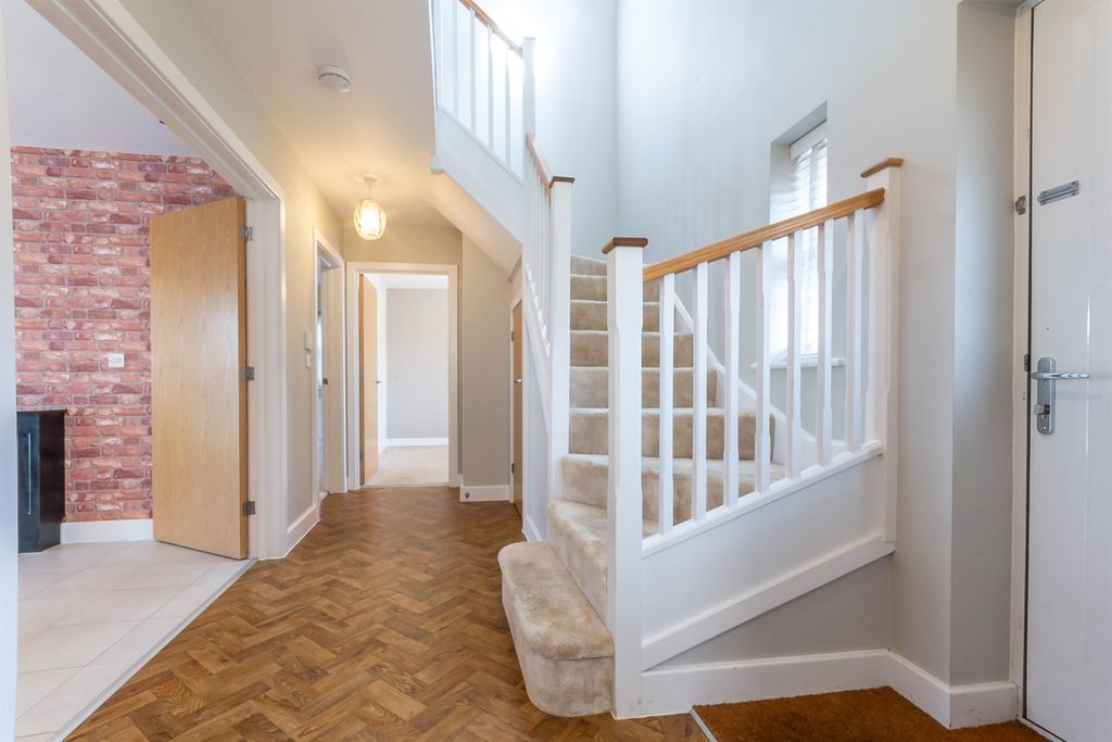 Property photo 3 of 16 Entrance Hall