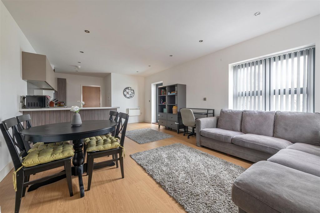 Property photo 2 of 13 Chingford Mount Road, E4