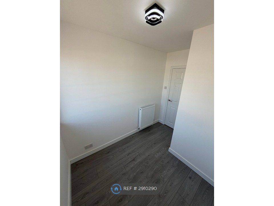Property photo 3 of 12 Bedroom3-2