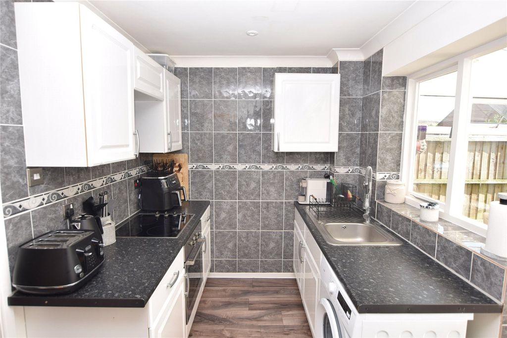 Property photo 3 of 8 Kitchen