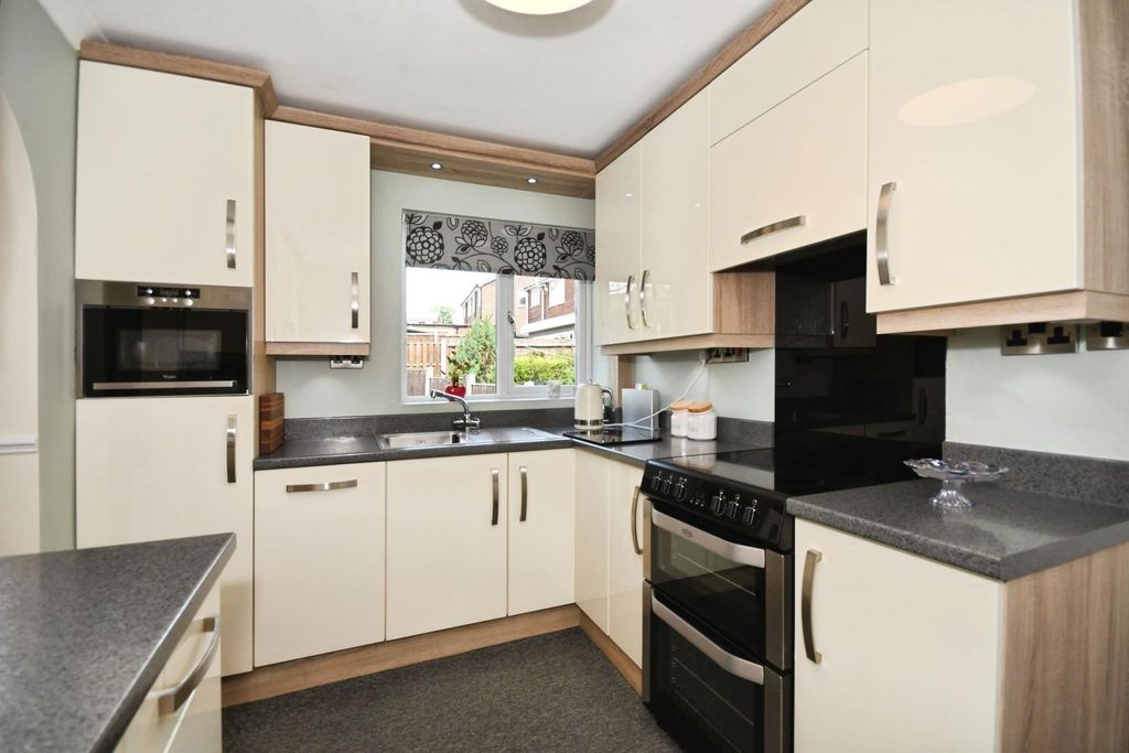 Property photo 3 of 17 Kitchen 02.Jpg
