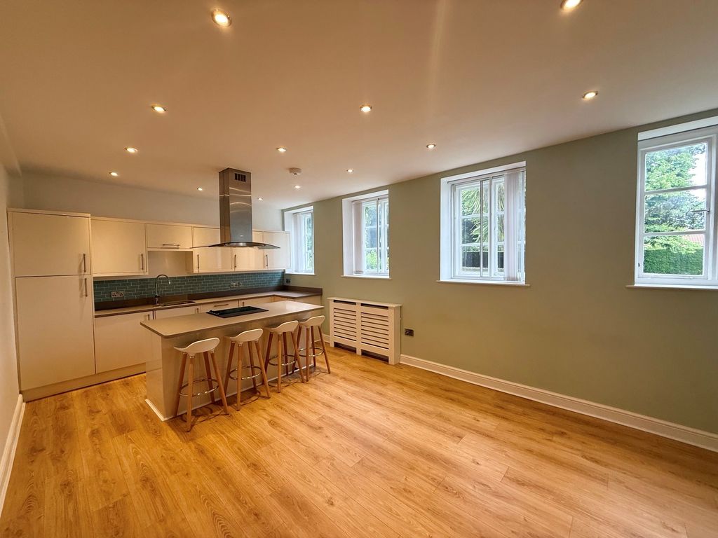Property photo 3 of 12 Kitchen