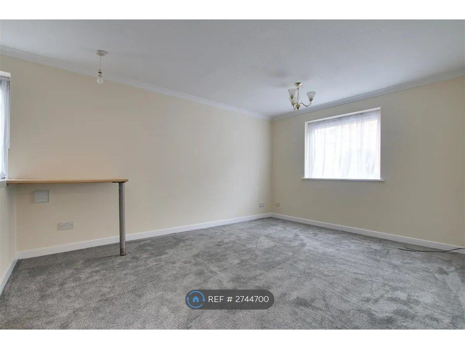 Property photo 2 of 8 Lounge