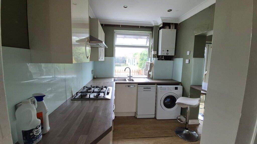 Property photo 3 of 12 Kit2