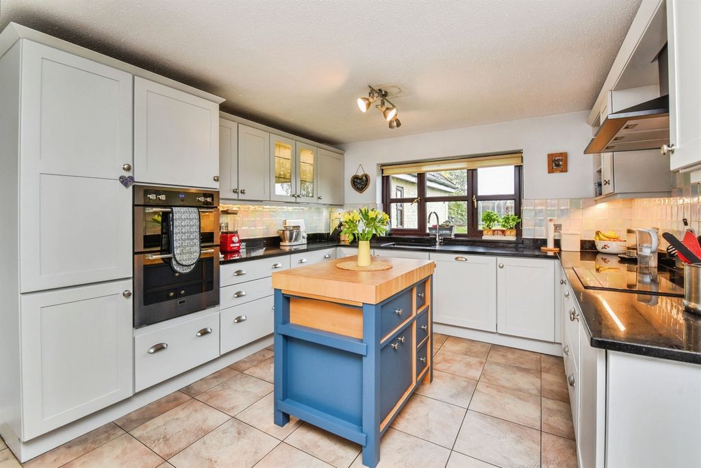 Property photo 3 of 27