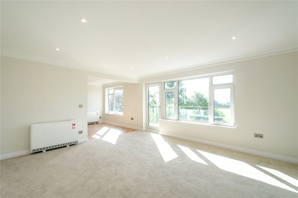 Property photo 3 of 14 Sitting Room