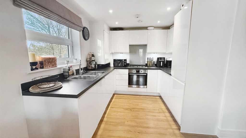 Property photo 2 of 9 Kitchen