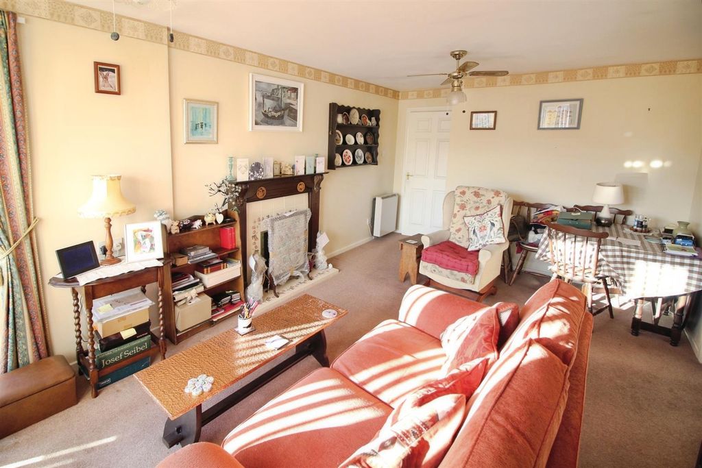 Property photo 3 of 6 Lounge