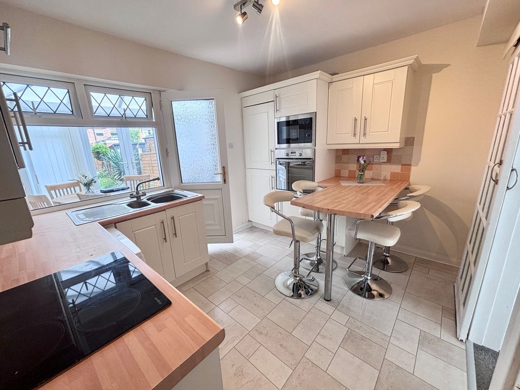 Property photo 3 of 10 Kitchen
