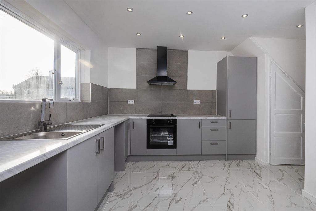 Property photo 2 of 28 Kitchen