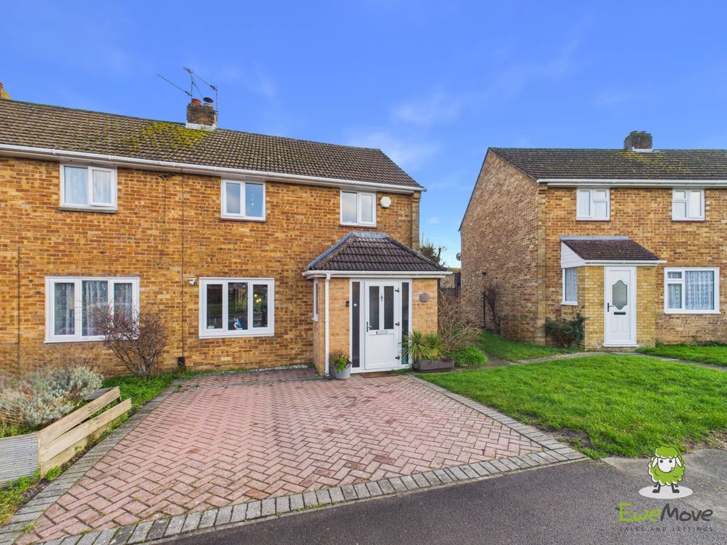 Property photo 1 of 17 Ewemove Basingstoke Estate Agents - Scotney Road -