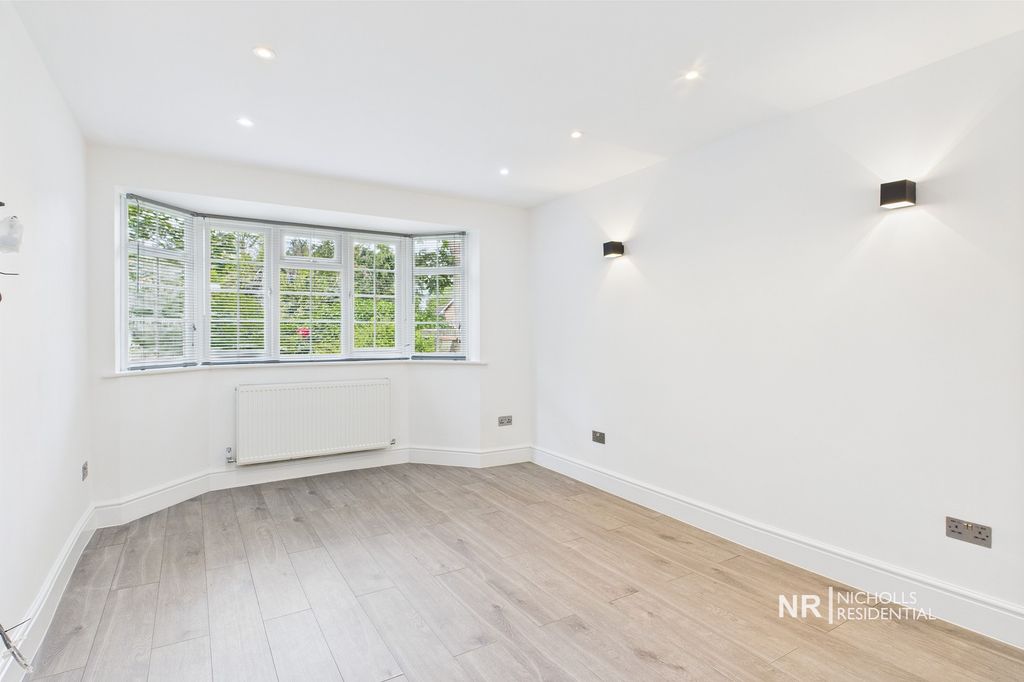 Property photo 2 of 18 Lounge