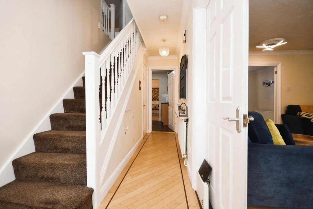 Property photo 3 of 21 Entrance Hall