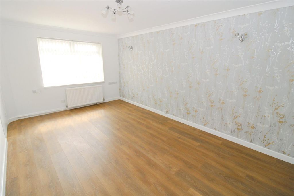 Property photo 3 of 11 Lounge