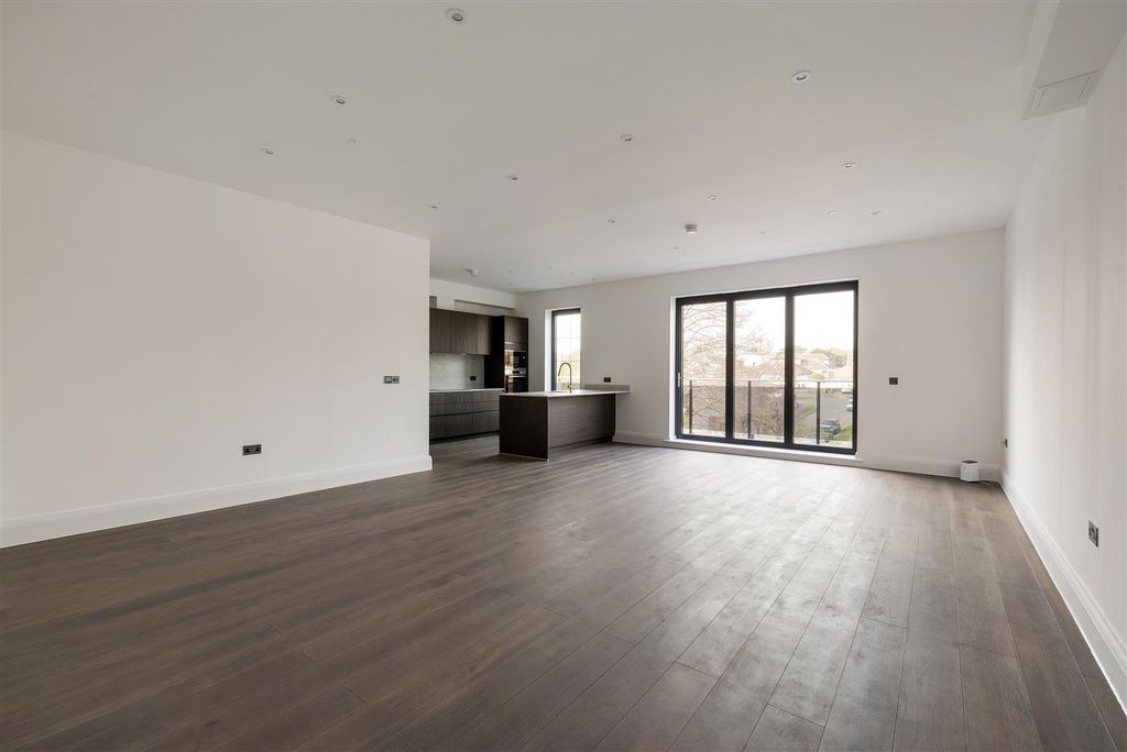 Property photo 2 of 19 Whitehall Road, E4