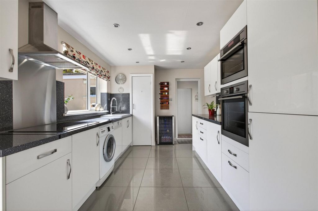 Property photo 3 of 19 Kitchen