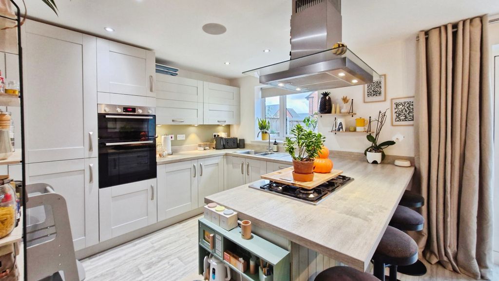 Property photo 2 of 29 10Be36F4-20251020_163832