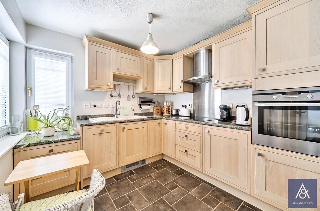 Property photo 3 of 16 Kitchen/Breakfast