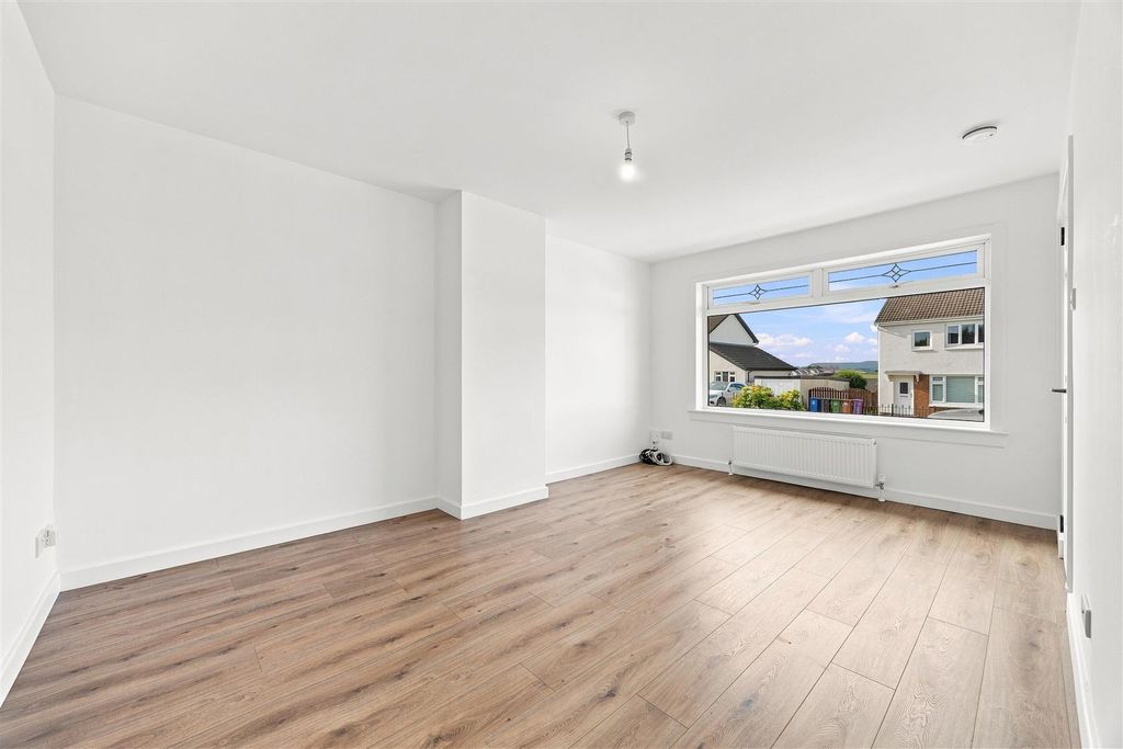 Property photo 3 of 14 08-58_Ingleneuk_Ave_Glasgow_008.Jpg